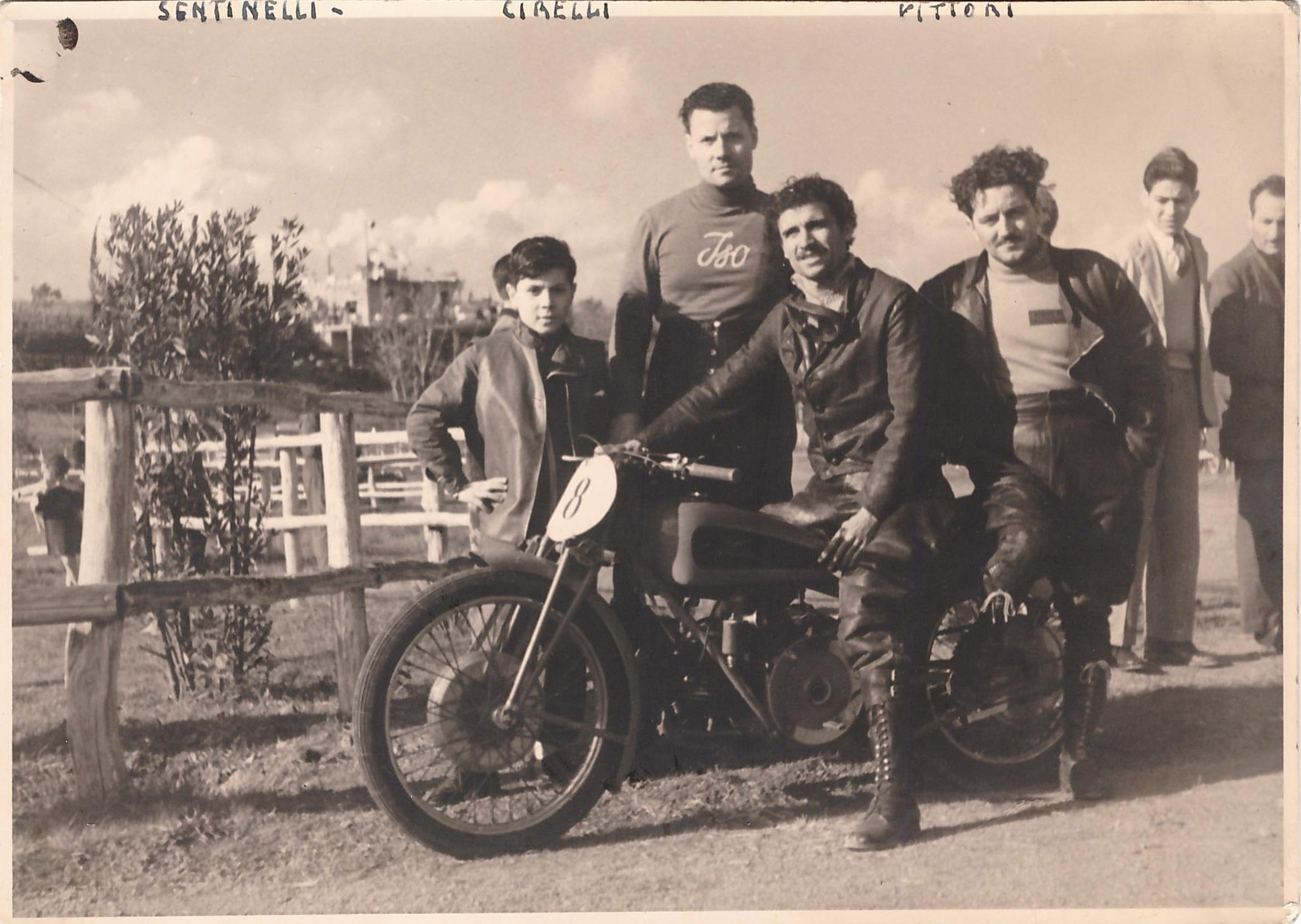 Carlo Sentinelli quando correva per la ISO. Nella foto Carlo (con accanto il figlio) è insieme ad altri 2 famosi piloti dell'epoca: Vittori e Cirelli.