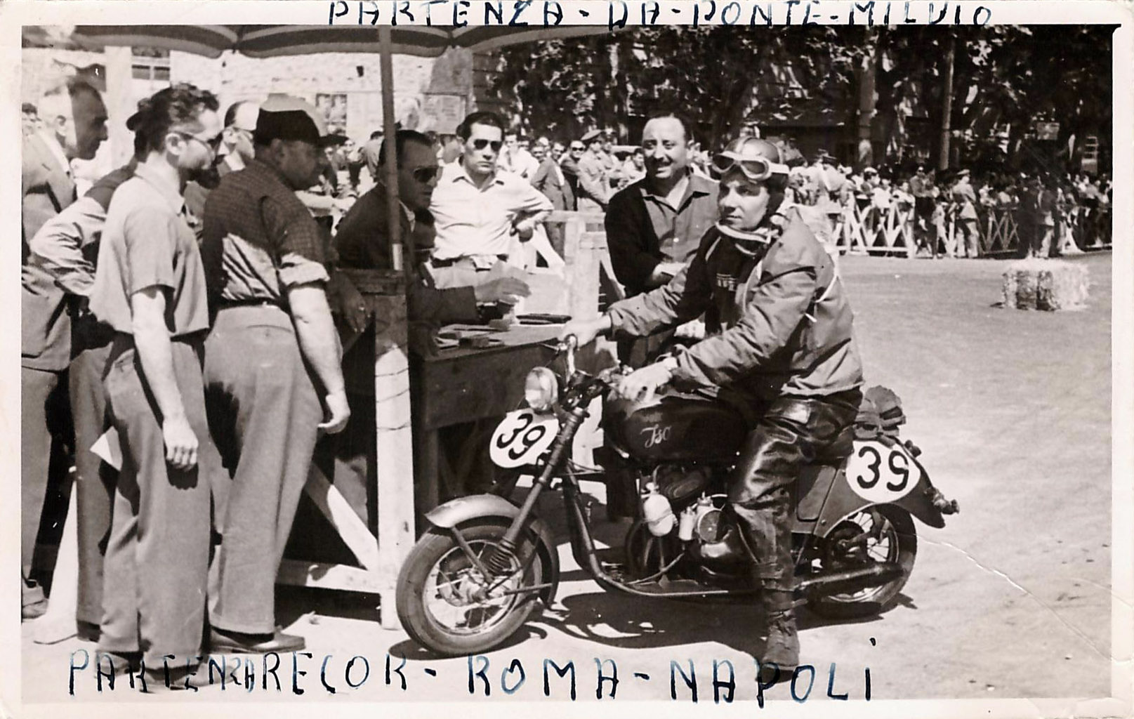 Milano-Taranto 1951. Carlo Sentinelli alla partenza di Ponte Milvio, Roma.